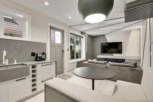 Designer 2BR in Downtown Steps from Sunset Beach