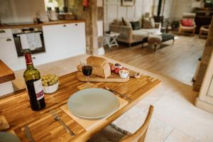 Lyme Tree Farm Cottages - Hotching Barn and Knockstone Cottage