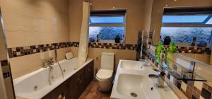 6 Bedroom Spacious villa, Free Parking