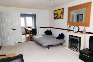 3 bed home sleeps 8 people located 1 min from train stop - Otley Terrace