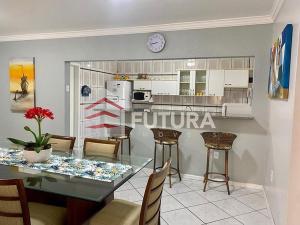Apartamento na Avenida de 03 quartos LA048E