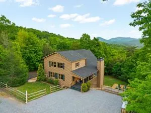 Lux 5Br w hot-tub game room & mountain views - Sugar Creek