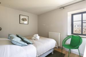 Maisons de vacances Les Grands Gites de Cancale, gites de charme avec jacuzzi : photos des chambres
