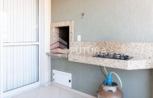 Belo apartamento 03 dormitórios a poucos metros do mar em Bombas LA050E