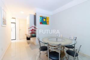 Belo apartamento 03 dormitórios a poucos metros do mar em Bombas LA050E