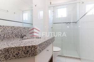 Belo apartamento 03 dormitórios a poucos metros do mar em Bombas LA050E