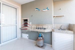 Belo apartamento 03 dormitórios a poucos metros do mar em Bombas LA050E