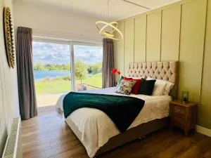 Phoenix Lodge - Luxury 2 ensuite bedrooms, lakeside views - 士丹顿因维尔