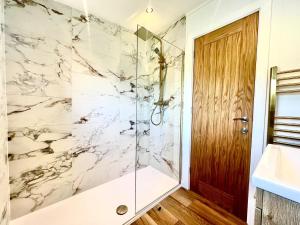 Phoenix Lodge - Luxury 2 ensuite bedrooms, lakeside views