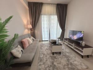 3 Room Cozy Comfy 1-11 pax Old Klang Road 7 min to Midvalley