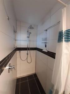 Apartment mit Innenhof, Rasen und Parkplatz