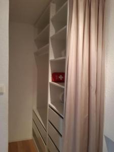 Apartment mit Innenhof, Rasen und Parkplatz