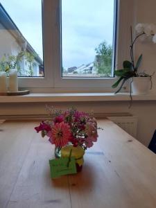 Apartment mit Innenhof, Rasen und Parkplatz