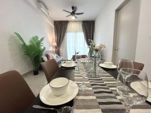3 Room Cozy Comfy 1-11 pax Old Klang Road 7 min to Midvalley