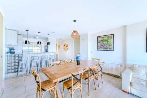 Pacific Retreat 4D con Terraza y Salida a Playa