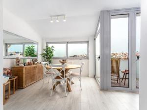 Sunny Apartment in Bica