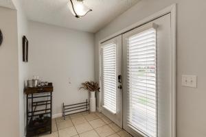 2 BDR with Free Parking! 2M to Broadway!