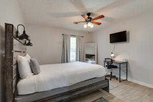 2 BDR with Free Parking! 2M to Broadway!