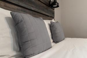 2 BDR with Free Parking! 2M to Broadway!