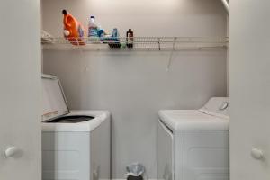 2 BDR with Free Parking! 2M to Broadway!