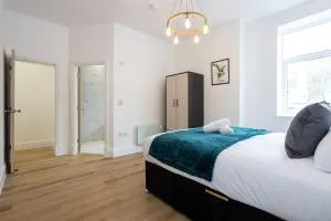 NEW! 5 x Stunning 1-Bed Apartments in Manchester by 53 Degrees Property, Ideal for Long Term, Couples or Business Groups! - Farnworth