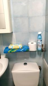Central place close to the beach AC air , WI FI, parking