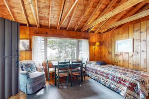 Lake Views! Small Group Getaway in Northport