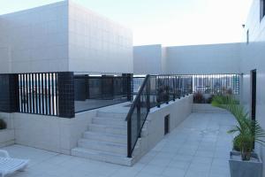 Apto novo de dois qtos próximo à praia com dois WC