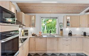 Amazing Home In Væggerløse With Wifi