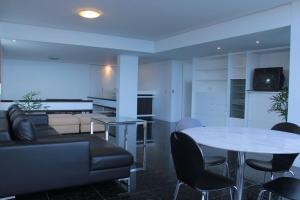 Belo apartamento de cobertura de frente para o mar
