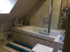 Woodlands Retreat, your own private lounge, bedroom, Bathroom and the use of a hot tub, we also live here