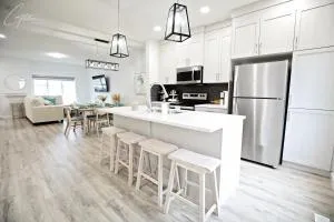 Modern Retreat With 4 King Beds, Airport, Disney+ - Ледюк