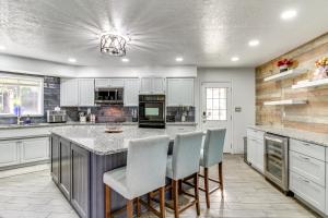 Deck, Putting Green and Views Albuquerque Oasis