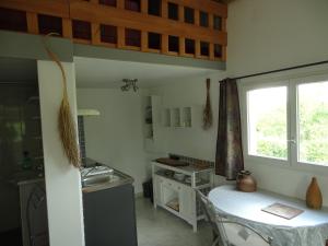 Studio idépendant au rez de chaussée dune longère terrasse , jardin , mezzanine 1 lit double , 2 matelas sur mezzanine , hauteur limitée pour enfants