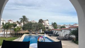 Casa Empuria Luxury pool house by the canal with jetty