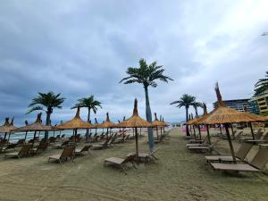 Residence Sole 5 by Wave - Apartament luxury 60mp cu terasa si vedere la mare, acces direct pe plaja OhiOhi Beach- Mamaia Nord - Restaurant, Parcare gratuita