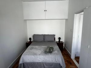Quarto e sala vista Cristo e mar de Copacabana