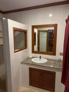 Serenity Shores - 2 King Bed - Beachfront Penthouse