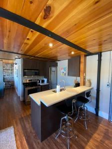 The Lofts #3 - Cozy downtown studio getaway