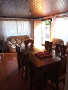 Amplio alojamiento vacacional ubicado a 500 metros de la plaza y a 5 minutos de la ruta del vino