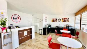 Motel 7 Inn & Suites