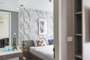 Dazzle Sukhumvit 7 by LeFoyer