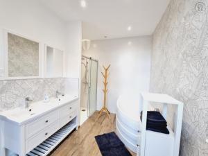 Maisons de vacances Maison de maitre avec jardin, baby-foot, proche de Cassel et plages du Nord, tout inclus ! - FR-1-510-220 : photos des chambres
