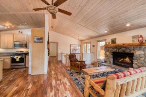 Landfall on the North Shore - Fenced Yard, Walking Distance to Lake