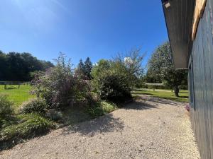 Chalet au calme avec terrasse sur belle propriété