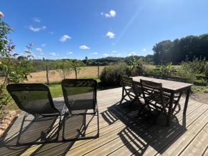 Chalet au calme avec terrasse sur belle propriété
