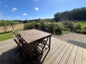 Chalet au calme avec terrasse sur belle propriété