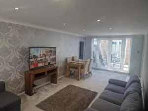 Stylish & Modern 2 Bed House With Free Parking Leeds - Roundhay