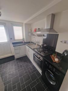 Stylish & Modern 2 Bed House With Free Parking Leeds