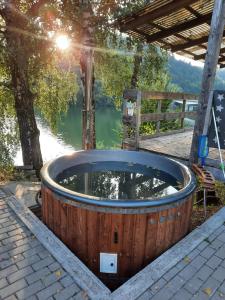 Útulná chatka pri vode v čarokrásnej prírode